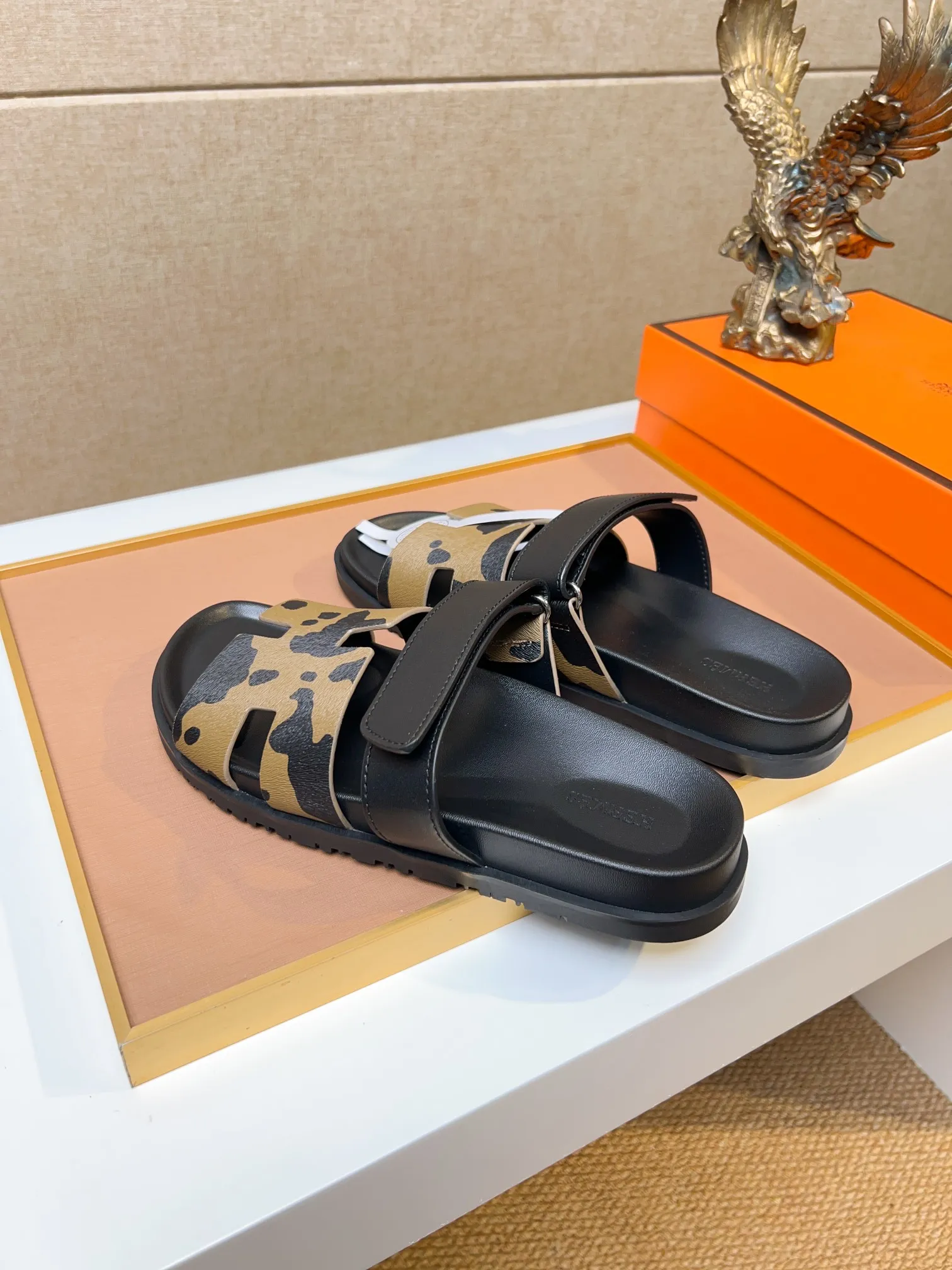 Men's clothing and shoes 💰340 💅💅💅 new arrival. Hermes Hermes official website latest counter synchronized new oran color leather H slippers, the original Paris version flew back to the original model and opened the mold to make it perfectly🍌The highest quality Sincerity, you can enter and leave the counter at will [Deyi] The upper is made of original customized  colored palm prints, crocodile print, ostrich print, colored cow leather, colored cow suede, 🤔 horse hair, 🥳 colored diamonds, 🥰 3D printing, and other genuine leather slippers, imported cow pattern foot pad lining, Italian  latest original genuine leather combination outsole Code number: 38-48 (customized at 46.47.48) Can be made into picture combination sole with genuine leather pattern and ordinary molded outsole